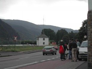 630_Aug_01_katrinerklaertdentv_maenerndasfahrrad.jpg