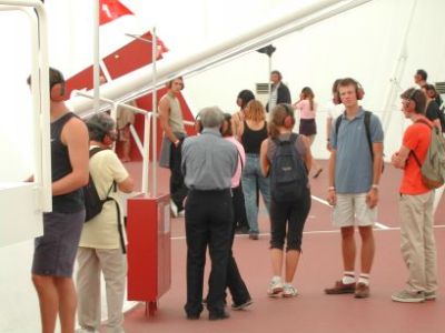 020831142438imsport wirtschaftpavillonmitvielenkopfhörern.jpg