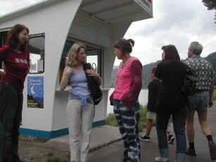 020805114534_831zufriedennachdemticketkauffuersboot.jpg
