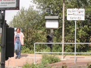 020813122001_1093annelieseaufdembahnhofinruelzheim.jpg